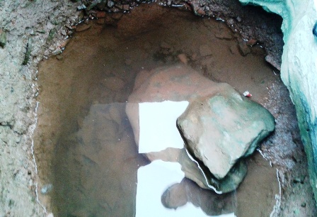  Huyệt[-]mộ[-]cũ[-]nơi[-]chôn[-]cất[-]ông[-]Đỗ[-]Tựu[-]mà[-]trước[-]đây[-]người[-]dân[-]đến[-]lấy[-]nước[-]thánh.